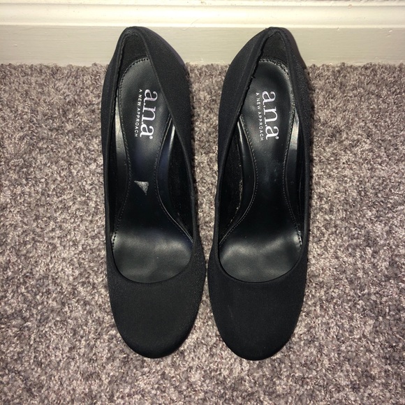 Women’s Heels - Picture 3 of 6